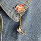 Pin Bross Enamel Planet Astronot
